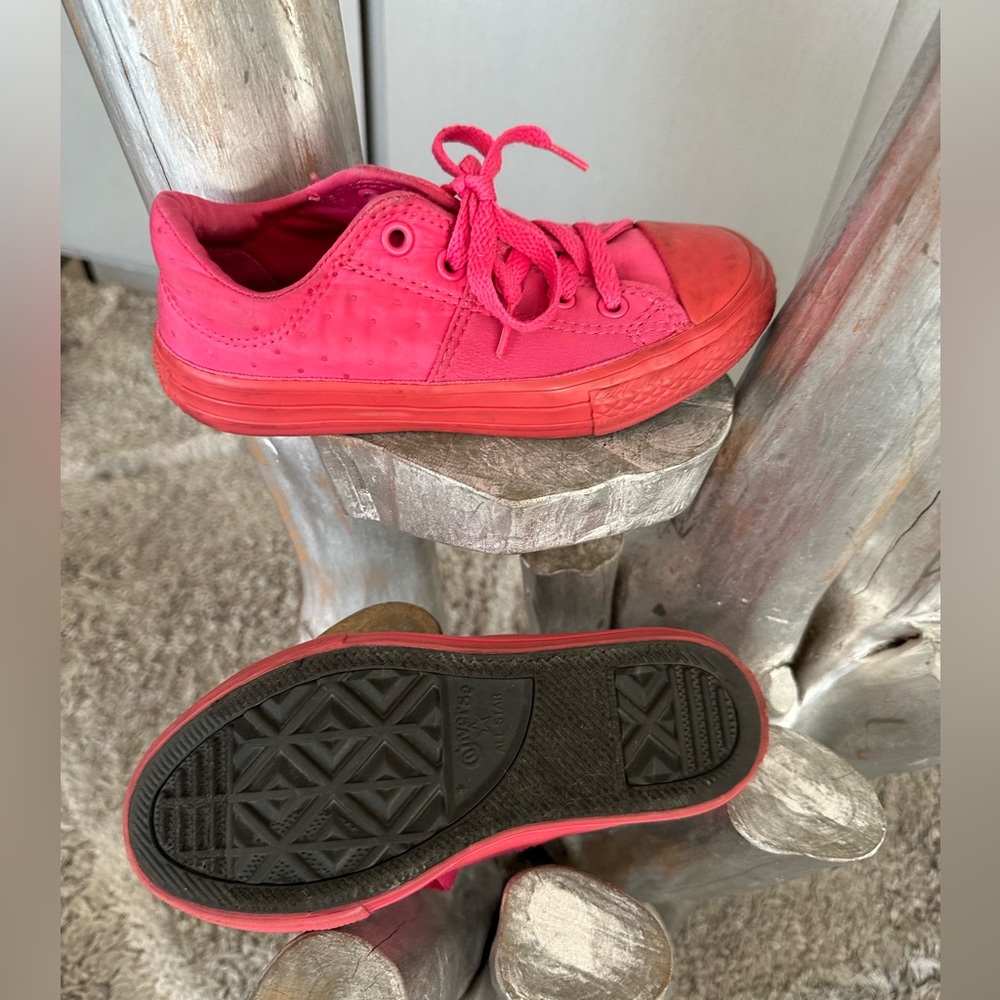 Girls Pink converse !